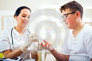 Measure child glucose leve photo