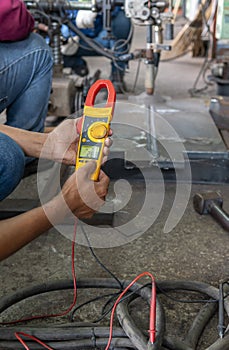 Measure volts while welding with digital clamp meter