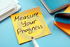 Measure your progress to achieve goals. Memo and marker
