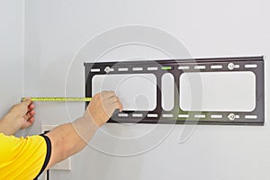 Measured by a yellow meter cartridge Distance from the wall.The technician installs the device to hang the TV on the wall. Measure