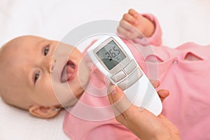 Measuring baby's temperature with contactless thermometer