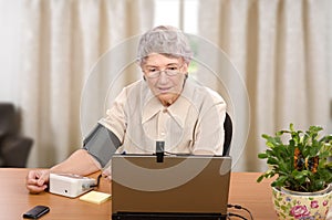 Measuring blood pressure in front of computer monitor