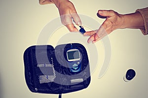 Measuring blood sugar with a glucometer at home