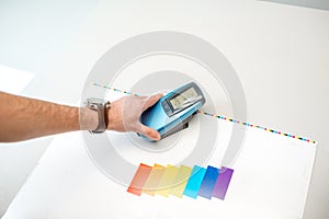 Measuring color with spectrometer tool