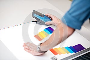 Measuring color with spectrometer tool