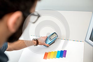 Measuring color with spectrometer tool photo