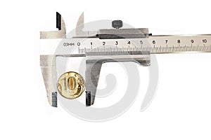 Measuring the diameter of the copper coin metal calliper