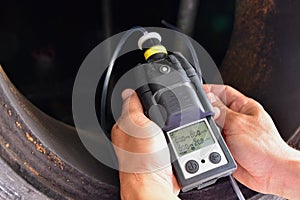 Measuring gas with gas detector