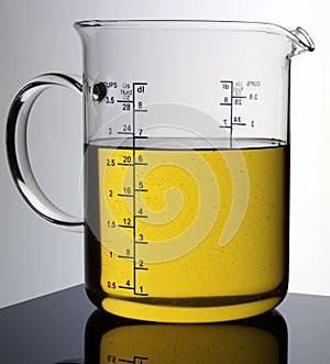 MEASURING JUG OF VEGETABLE OIL