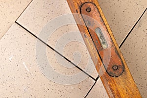 Measuring the slope of a surface using a spirit level. Measuring accessories for mechanics