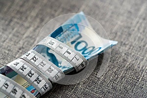 Measuring tape on Philippine currency