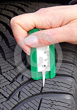 Measuring tread in winter tyre