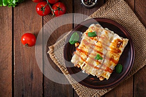 Meat cannelloni sauce bechamel.