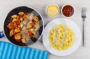 Meat with sweet pepper, mayonnaise, ketchup, pasta fusilli