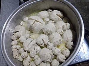 Meatballs of different sizes are seized in the pot