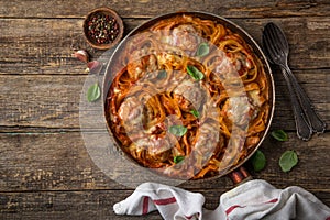 Albóndigas en nidos tomate salsa 