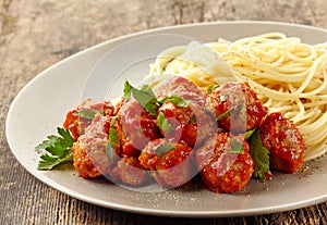 Meatballs with tomato sauce and spaghetti