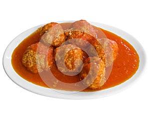 Albóndigas en tomate salsa en blanco comida 