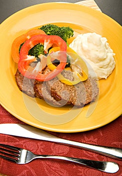 Meatloaf with mashed potates and broccoli