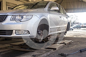 Mechanic change tyre on car