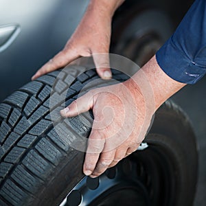 Mechanic changing a wheel of a modern car