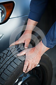 Mechanic changing a wheel of a modern car