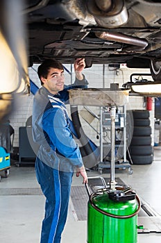 Mechanic chaning the oil of a car