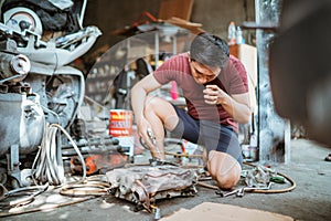 mechanic cleaning an engine cowling cylinder using a duster gun