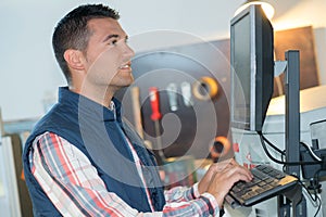 mechanic doing computerize diagnostic