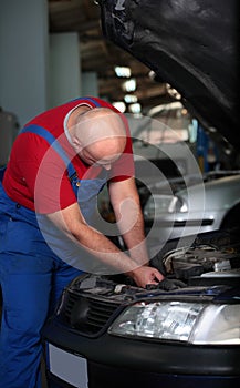 A mechanic fix a car