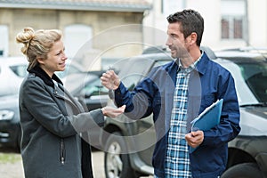 mechanic giving back female clients key