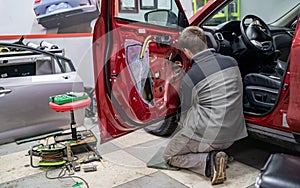 Chico en servicio permanecer sobre el rodillas más cercano auto puerta 