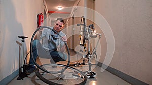 Mechanic inflate rubber from a bicycle wheel.