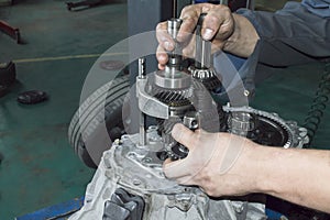 The mechanic installs the intermediate gear of the rear gear of the manual transmission