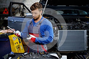 Mechanic with pneumatic tool