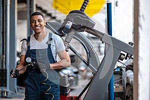 Mechanic showing the auto manometer before the camera