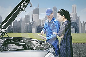 Mechanic talking with his client in the roadside