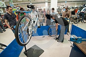 Mechanic teaching people how to inflate a tire