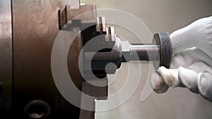 Mechanic threads ring gauge on a CNC lathe