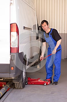 Mechanic uses jackscrew