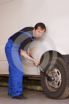 Mechanic uses jackscrew