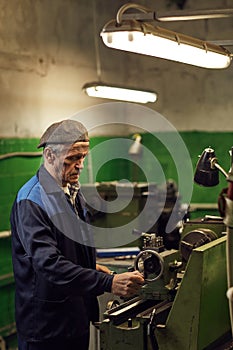 Mechanic using lathe for work