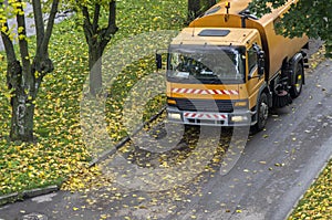 Mechanical cleaning the street