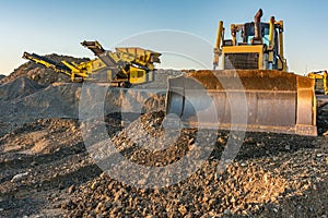 Mechanical conveyor belt and excavator to pulverize rock and stone and generate gravel