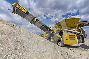 Mechanical conveyor belt to pulverize rock and stone and generate gravel