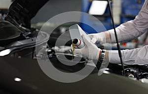 Mechanical filling of oil into car in repair garage