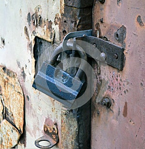 Mechanical hinged lock