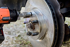 At mechanical repair service center, we replace brake discs on the wheel hub assemblies