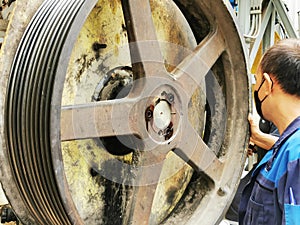 Mechanical technician installation big V-belt pulley for agitator water& pulp