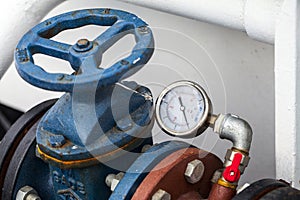 Mechanical watch showing the steam Manometer pressure